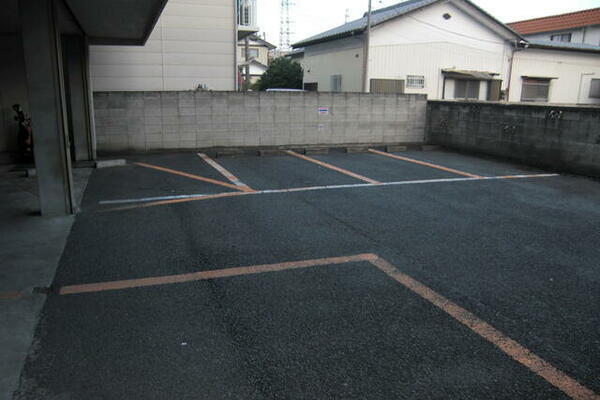 画像3:駐車場。一部、屋内駐車場あり。
