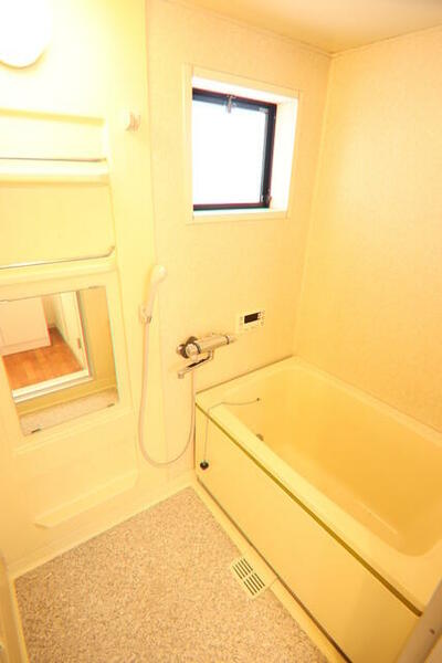 浴室：お風呂場に窓あります！