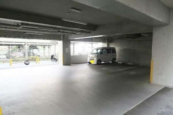 画像14:【空要確認】■敷地内駐車場・屋根つきスペースもあります