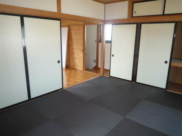２階の和室はモダンな畳を使用しております。