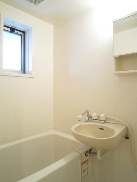 画像9:窓があって換気しやすい浴室