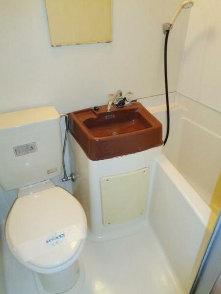 画像12:トイレと同室です。洗面台付き。
