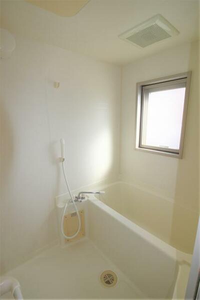 画像9:お風呂に窓があるのがうれしいですね。
