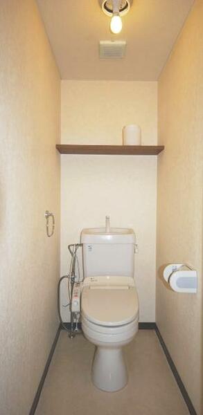 画像9:温水洗浄便座付トイレ。背面には収納棚もあります。