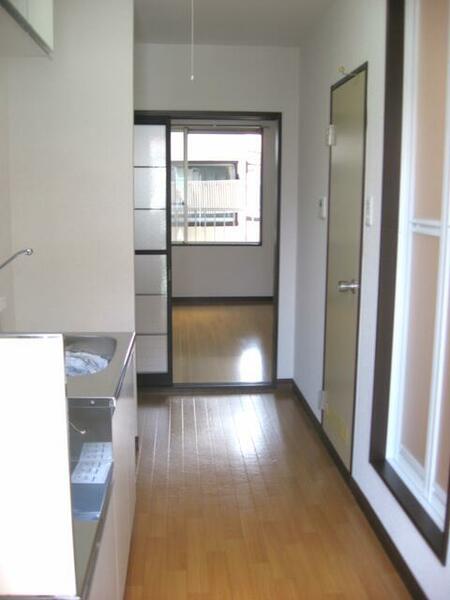 画像13:玄関からキッチンスペース、居室への視点