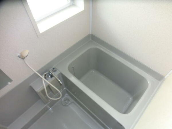 画像6:浴室に換気用の窓あり。