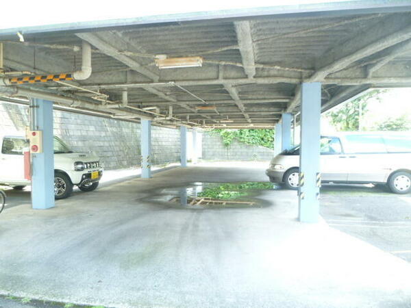 画像3:★建物の１階部分が駐車場です★