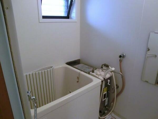 画像5:バランス釜でお湯も沸かせます。窓が付いてます。