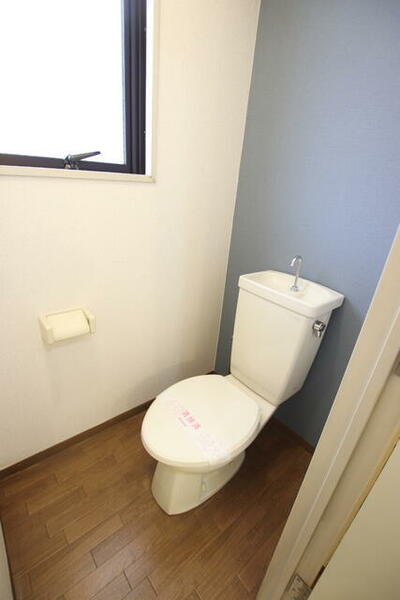 画像11:自然換気ができる窓付きのトイレ