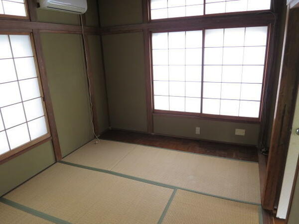 画像6:２階の和室４．５帖　畳は入居前に交換します　２面採光