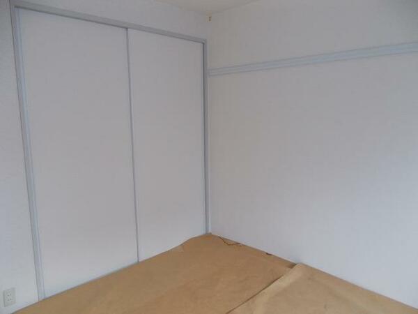 画像4:和室、畳はシートを被せています