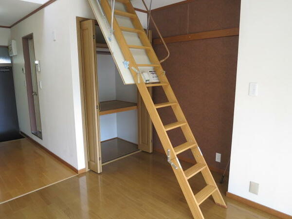 画像15:ロフトへの階段を使わないときは天井に収納できます