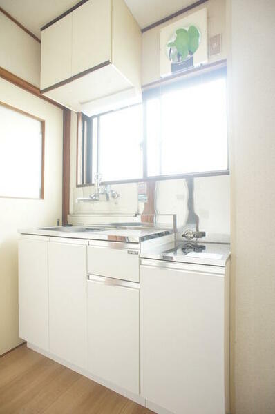 画像14:キッチンにも小窓があるので、匂いこもりを防ぎます♪
