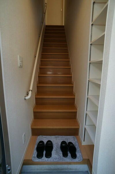 画像7:階段があるので玄関から直接お部屋を見られる心配がありません。