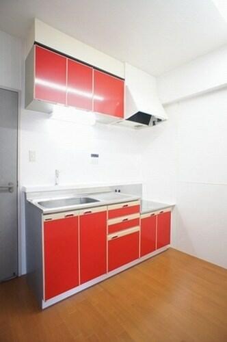 画像4:収納充実のキッチン、鮮やかなカラーが印象的です☆