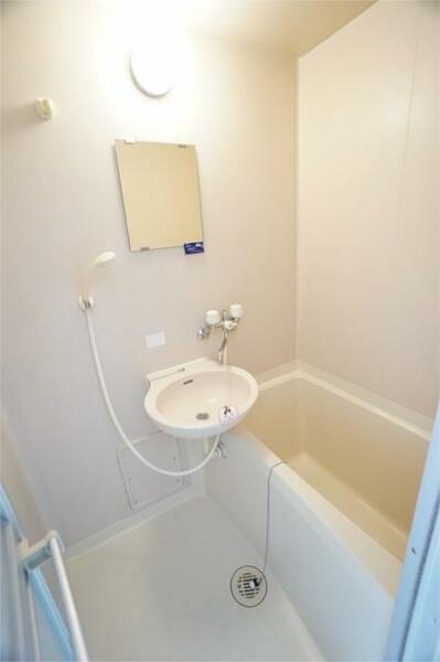 画像6:清潔感のある浴室には鏡が備え付けです♪