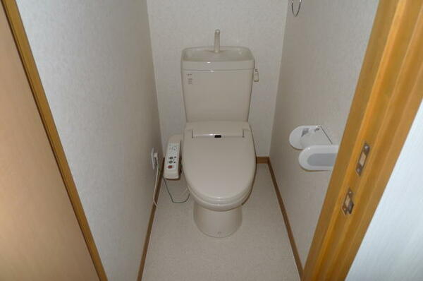 トイレは２階にございます。リビングからすぐの場所になります。