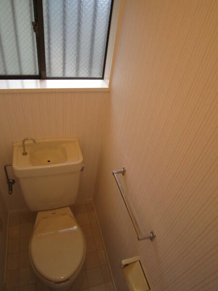 画像9:明るいトイレ