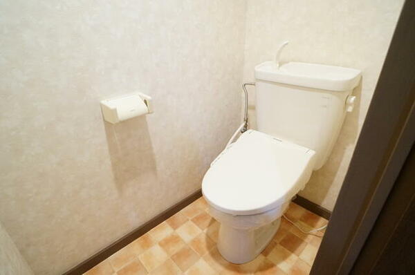 画像13:トイレは温水洗浄便座付き