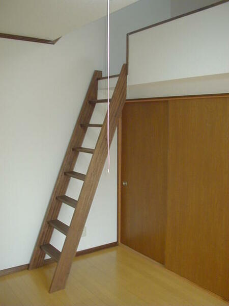 画像7:洋室にあるロフトへの階段
