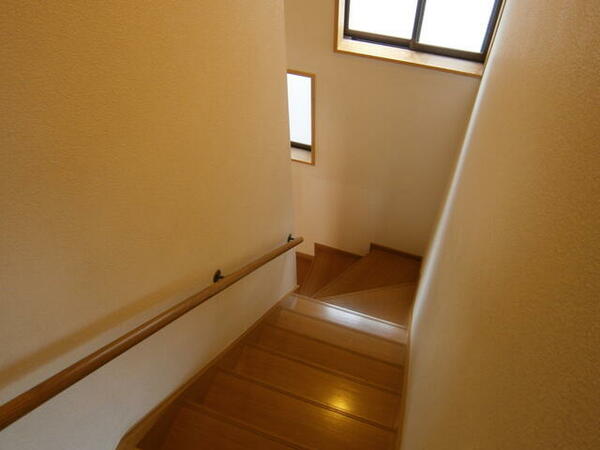 画像10:階段にも窓がありますよ（＾＾）（写真は別のお部屋です。）
