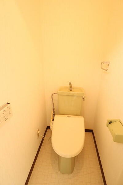 画像7:温水洗浄便座付きのトイレです