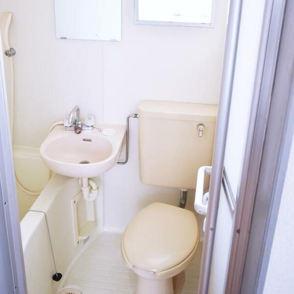 画像5:【　トイレ　】　お掃除楽々なユニットバスです！身支度に便利な鏡付。