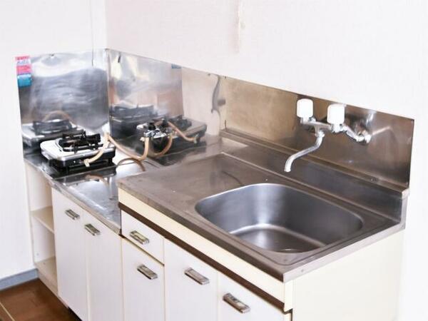 画像7:【　設備・キッチン　】　ガスコンロ１口　収納スペースの多いキッチンです。