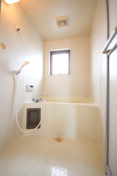 画像12:追い炊き機能付き浴室です！　小窓があり換気にも最適です。