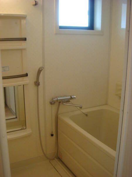 画像9:浴室（小窓が有り通風良好）