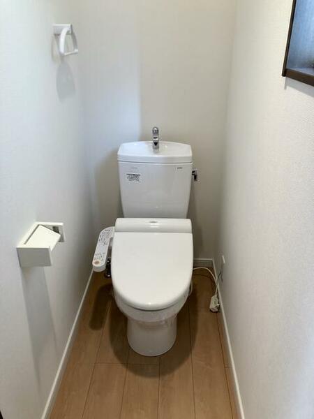 画像9:温水洗浄便座付きトイレ