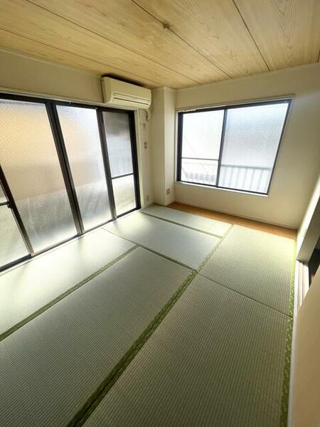 画像2:和室６帖のお部屋です！角部屋なので他のお部屋よりも明るいです！