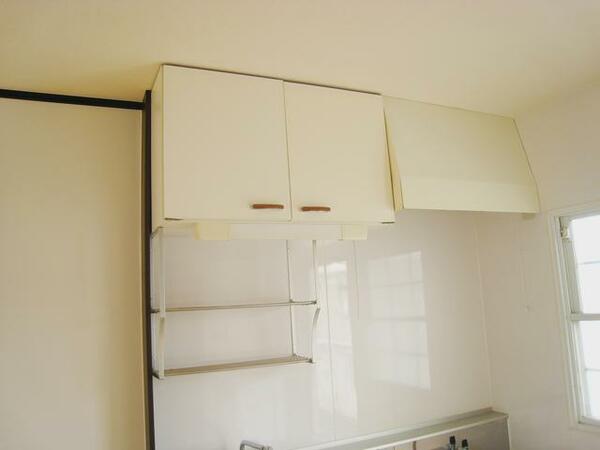 画像9:キッチンには天袋収納もあり、いろいろ収納できます。