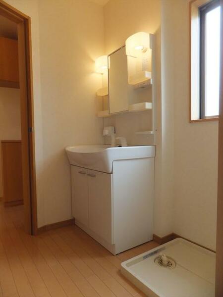 画像8:ゆとりのある洗面脱衣室。