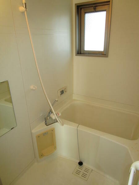 画像6:経済的な追い焚き機能付きの浴室