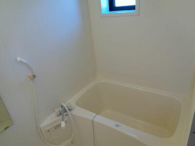 画像7:小窓があり、自然換気のできる浴室