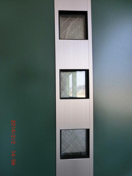 画像14:玄関ドア。明かり取り用、網戸入りガラス窓。