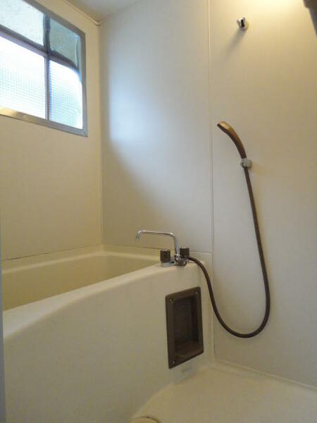 画像10:浴室です！　窓があり換気にも最適です。