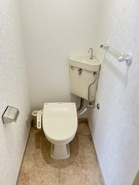 画像10:水洗トイレ♪ウォシュレット便座有り♪壁クロスと床クッションフロア張替えしました♪