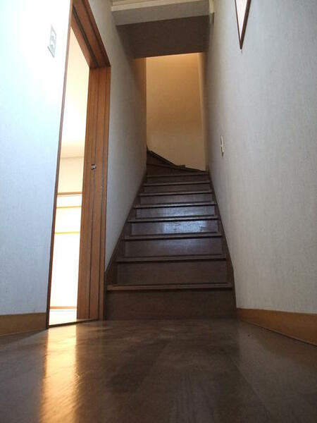 玄関：２階への階段。ＴＶドアホン付いています。