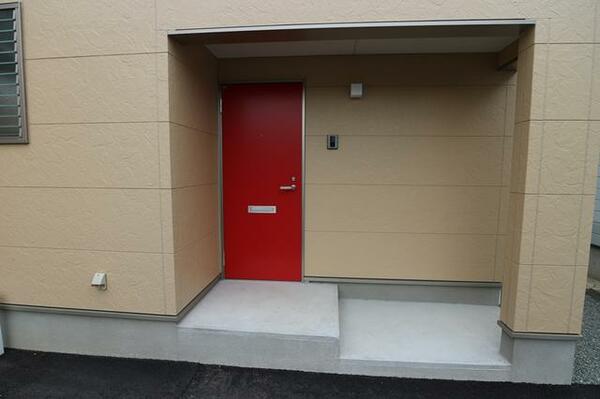 画像11:赤いドアが特徴の玄関エントランス！