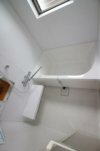 画像6:窓付きの明るい浴室でリラックスタイム☆
