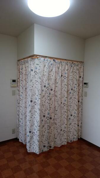 画像3:ＬＤＫよりバス洗面所を見たところ。アール状のカーテンレール付。カーテンで仕切れます。