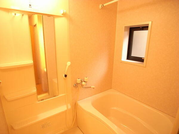 画像6:浴室には窓があり湿気を寄せ付けず快適でかび