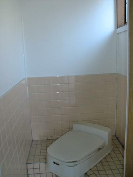 画像6:和式のトイレですが様式便座がかぶさってます。