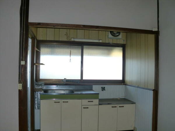 画像9:台所です。写真は仕切りの障子が外してある状態です。