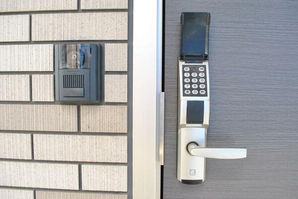 画像16:モニター付インターホン・暗証番号式ドアロック