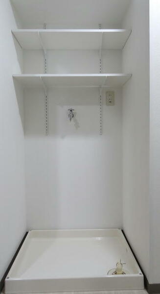画像13:上方に可動棚が付いた室内洗濯機置き場。安心の漏水防止水栓が付いています。
