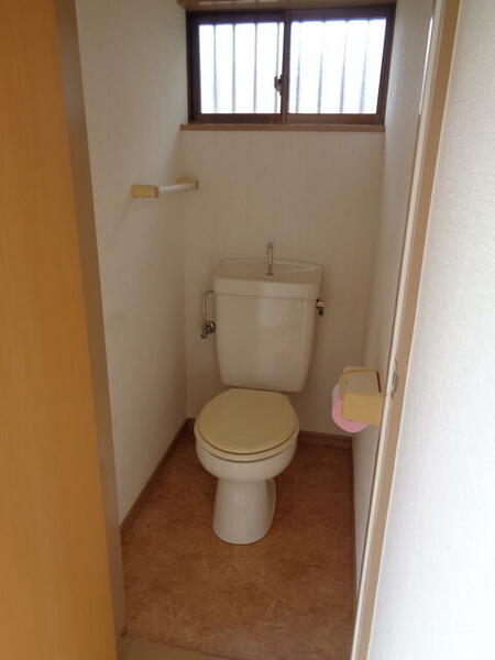 画像10:玄関わきにトイレ。