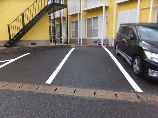 画像12:写真の区画以外に縦列２台駐車可能（車種による）な区画もあります（駐車料＋２，０００円）